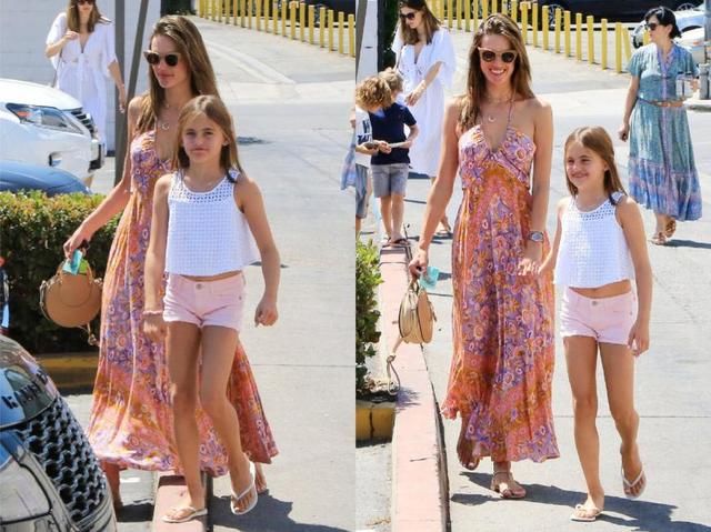 维密天使AA要逆天啊！穿吊带印花裙简直美炸，女儿大长腿抢了风头