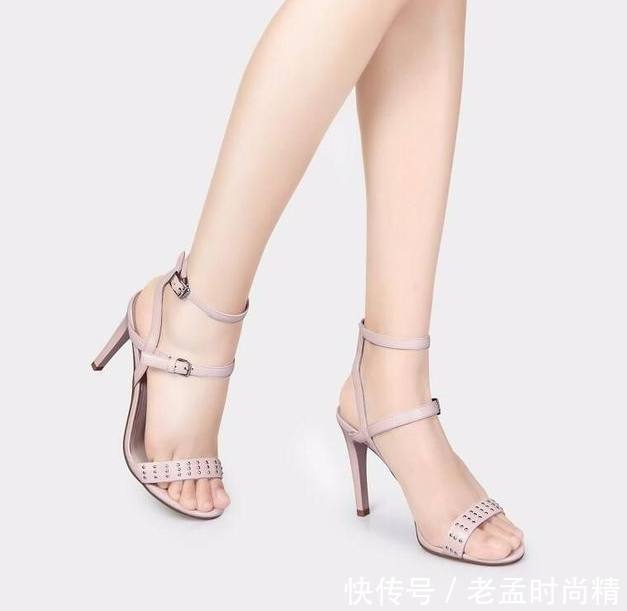 女人味:细高跟凉鞋,彰显女人脚踝的纤细美感,让你穿出精致女人味