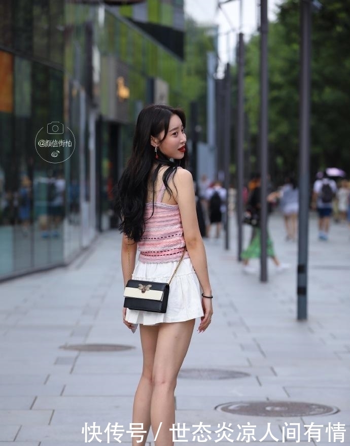  分割|别看美女腿长这么明显，其实短裙遮住的正巧是分割区！