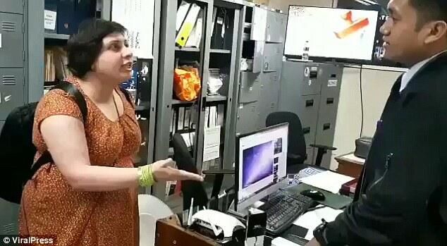 英游客逾期逗留巴厘岛被罚，当场掌掴移民局工作人员