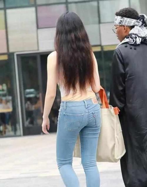  苗条身材|街拍：紧身牛仔裤小姐姐，时尚穿搭，兼顾保暖还能保持苗条身材