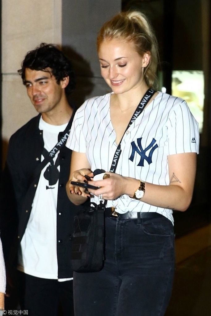 “三傻”索菲特纳穿紧身裤现惊人大象腿  脚踩恨天高与乔纳斯外出