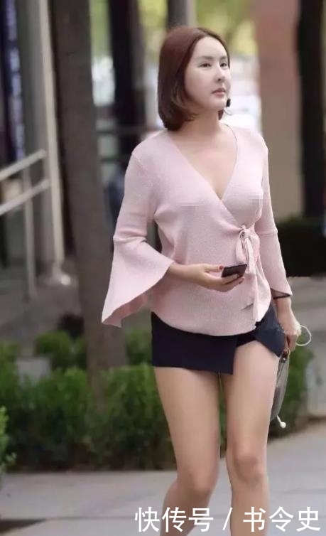  「穿搭」街拍偶遇不穿内衫的小姐姐，粉色V领衫，谁与争锋