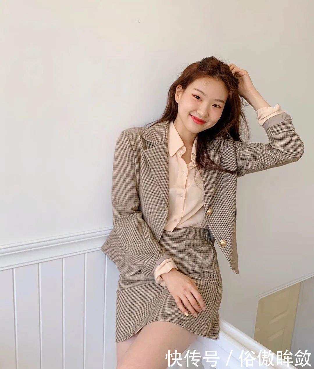  #出门#短西装外套+裙子搭配，出门踏青这样穿，美得路人都侧目