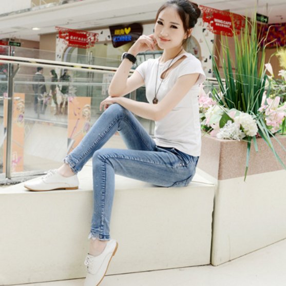 身材丰盈的女人，入秋后建议穿这样的牛仔裤，青春活力范十足