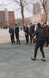 【GIF】GIF搞笑趣图:?算了,你们两个还是比拼吧!我这酒量不行!