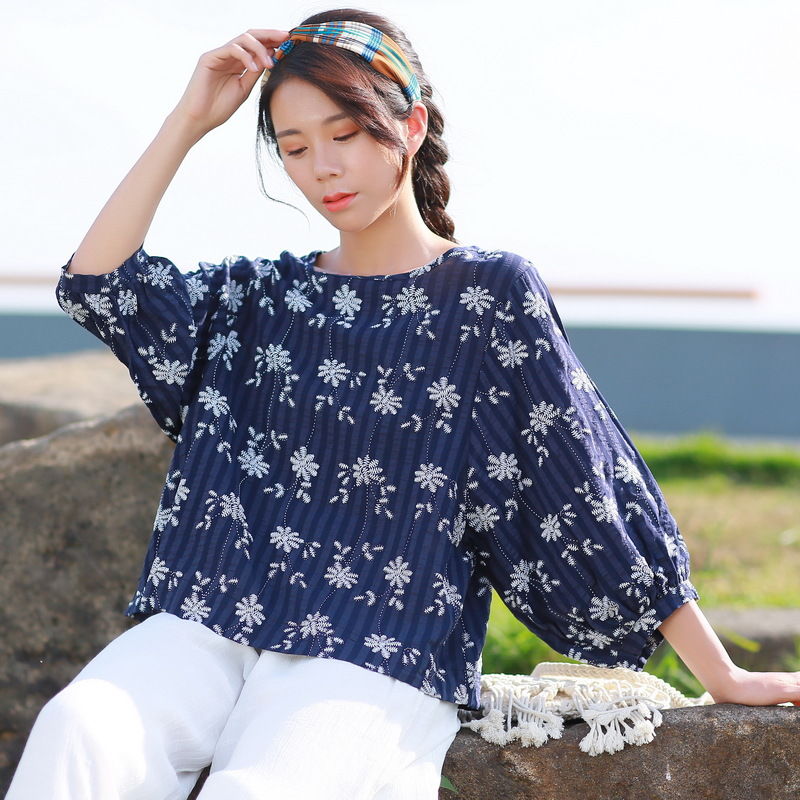 刚上市的新款小衫，一款比一款显嫩吸睛，随便穿都很美