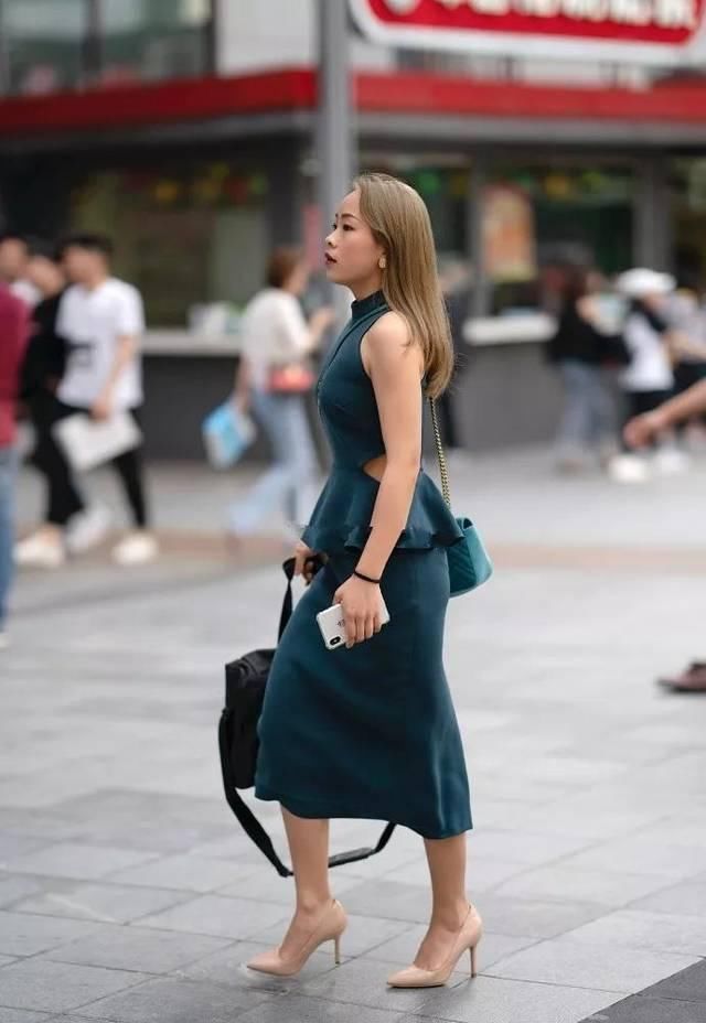  『带着』高跟鞋优雅时尚，搭配短裙出街，更显示出女性的魅力