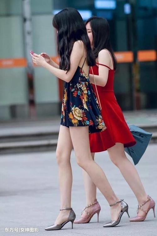 时尚街拍:抓住夏天的尾巴,小姐姐尽情展示好身材!