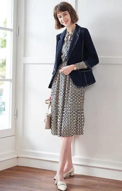  「气色」今年流行“经典蓝”质感穿搭，提亮气色显品味