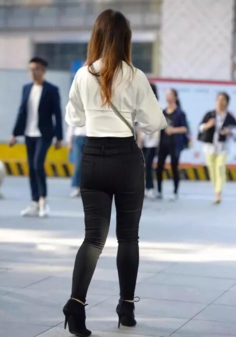 低着头爱玩手机的姑娘，穿上黑色打底裤后，越发感觉漂亮了许多