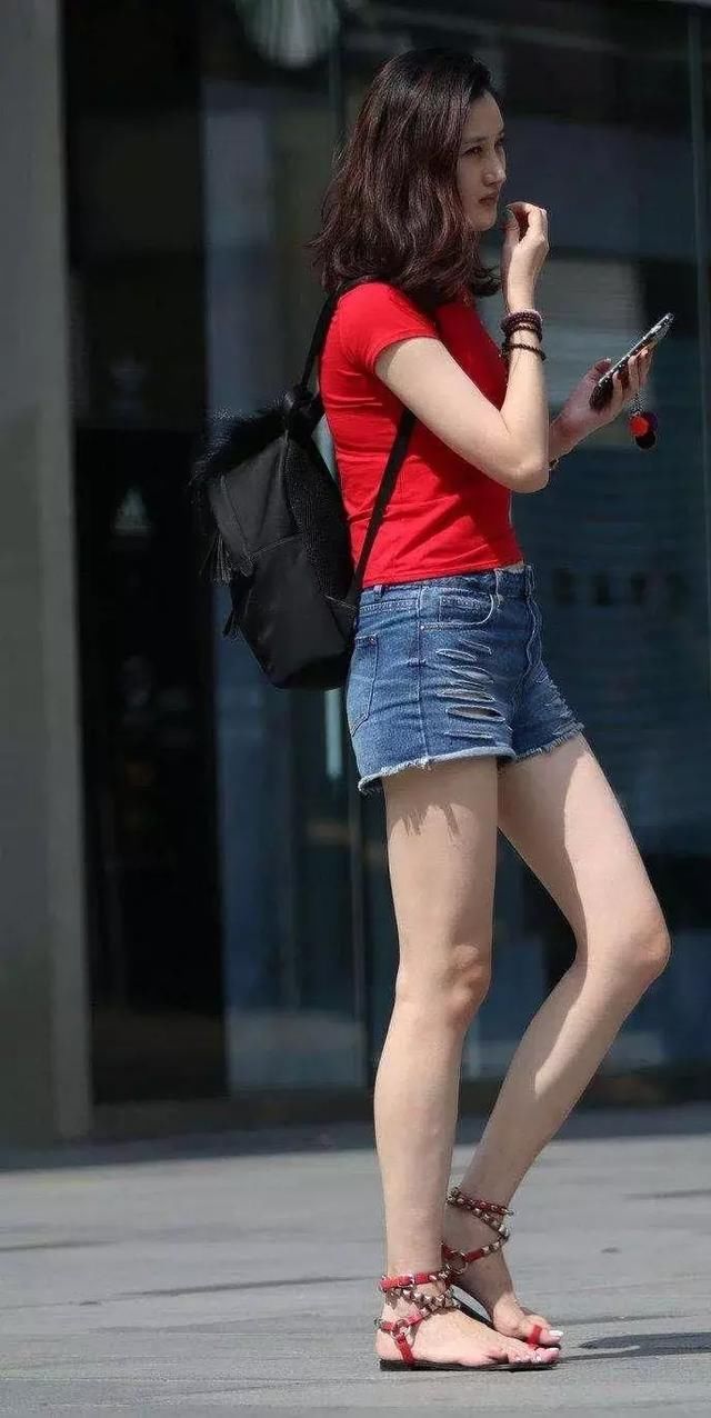 街拍：小姐姐身穿紧身长裙！大秀迷人身姿！