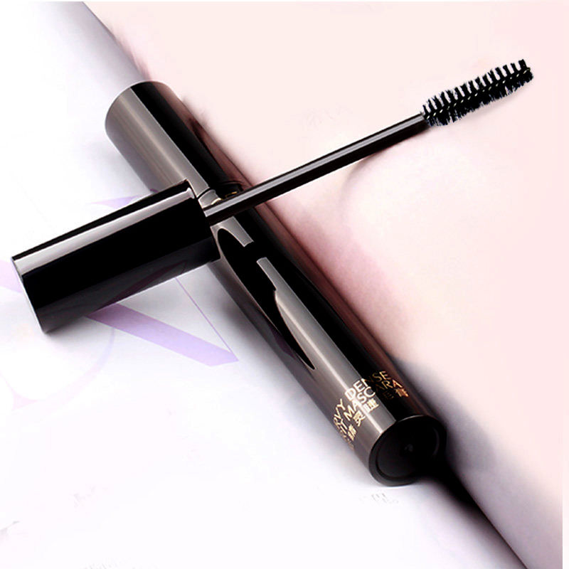 爱化妆的女人，比素颜要多了几分姿色，这是不争的事实