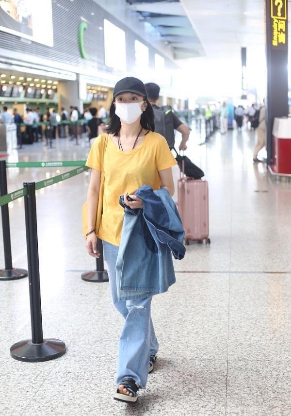 周迅胆真大！素颜连妆都不画，网友：离开ps简直就是个邋遢大妈