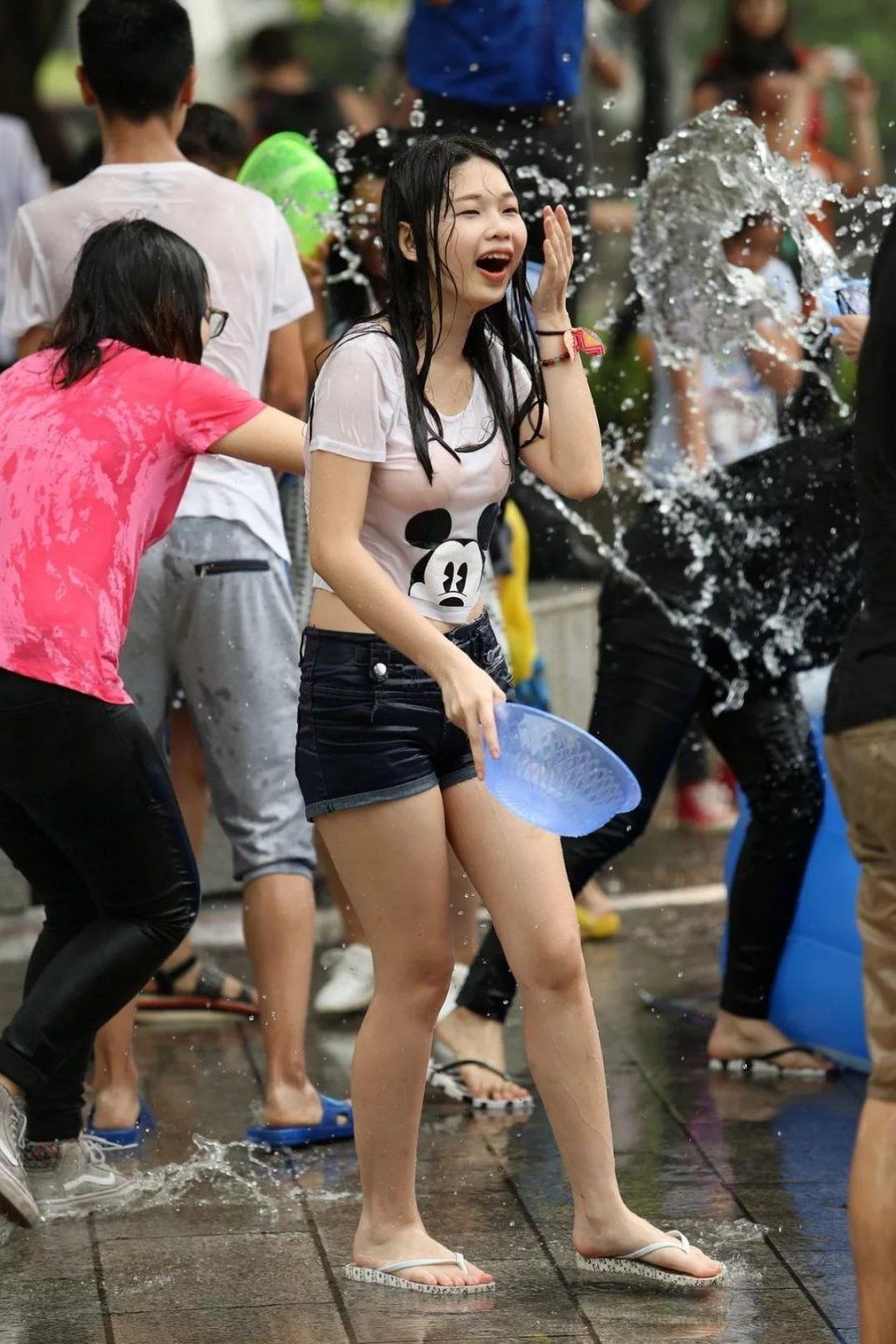 街拍泼水节湿透的大胸美腿少女