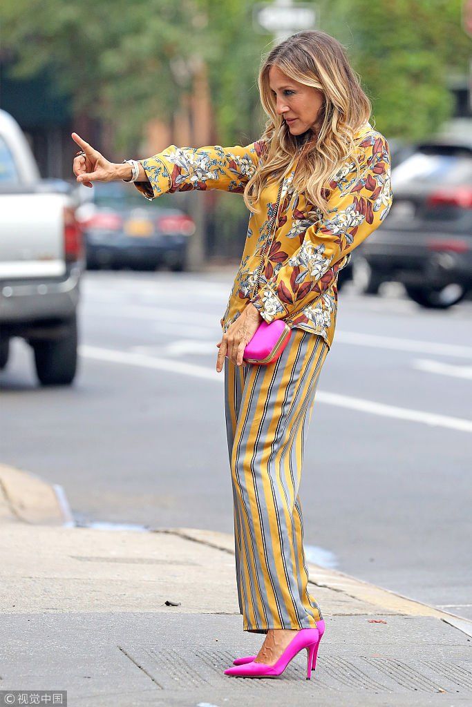 53岁莎拉杰西卡露深V事业线风韵不减 走路带风狂甩金色长发放飞自