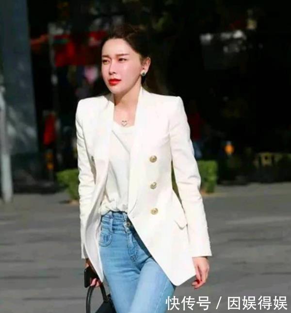 『气质』街拍:螓首蛾眉的美女,一件卡其色的连衣裙,时尚气质好身姿
