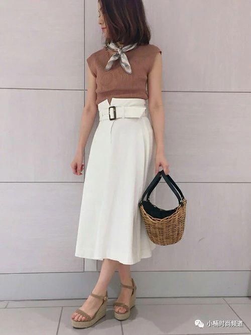 夏天就用白色系丹宁短裙打造成熟利落及休闲清爽穿搭！