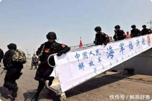 『阅兵』中国式撤侨场景有多震撼?千人齐唱歌气势恢宏,比阅兵还壮观