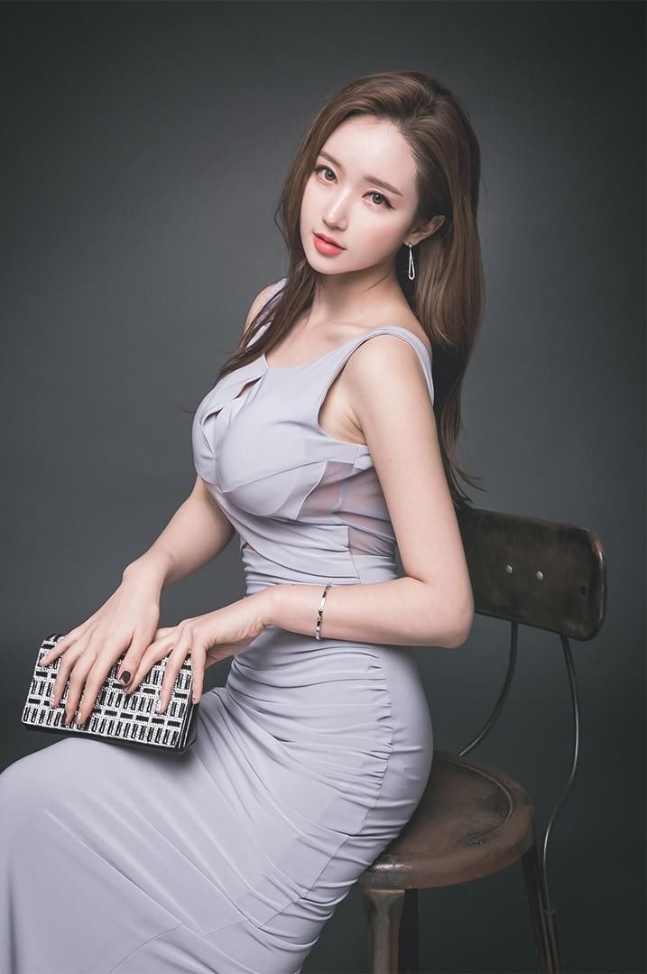 裸背翘臀气质女神,丰乳翘臀性感艺术写真！