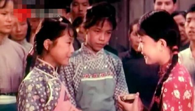  「成名」她出道于《小字辈》，主演《梅花巾》成名