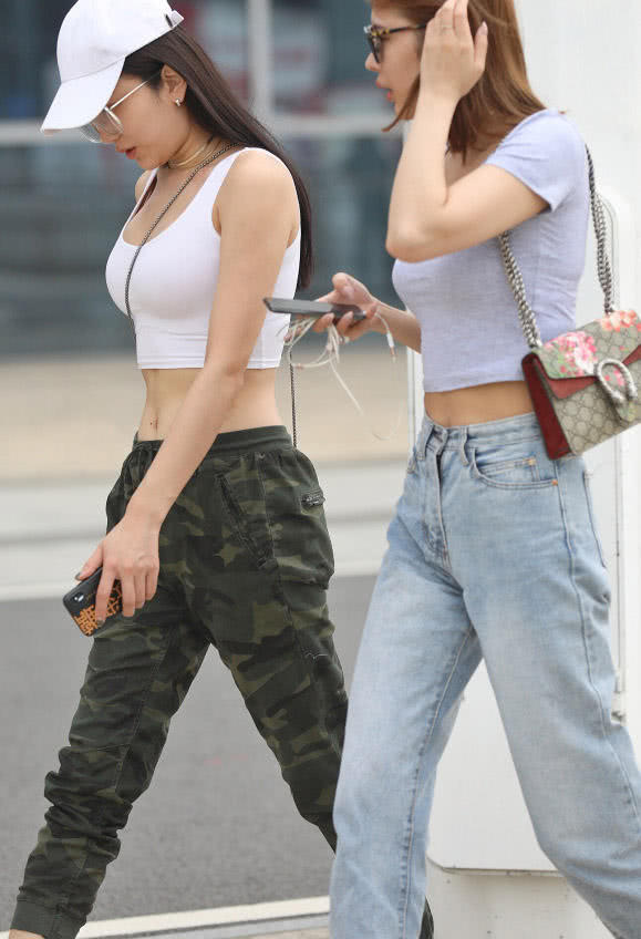 气质小姐姐紧身露脐装尽心女人的万种风情,这位美女一看就是练家