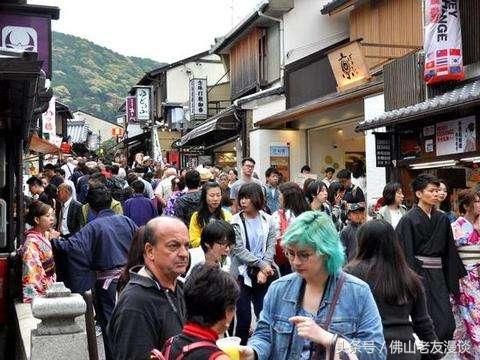 面对涌入日本的中国人，日本人眼中的中国游客，人傻钱多没素质?