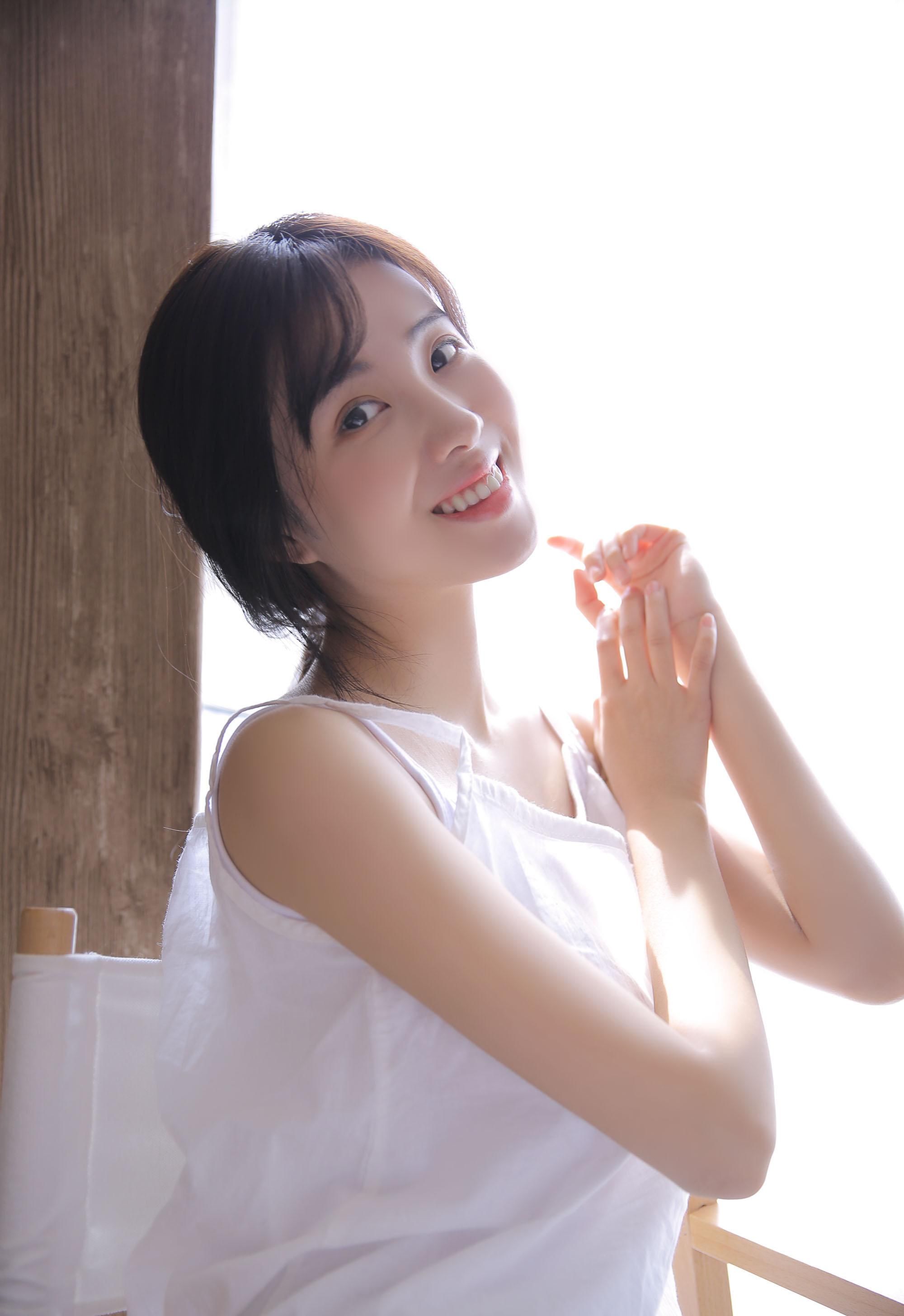 纯爱少女性感背心衬衣诱惑养眼图片