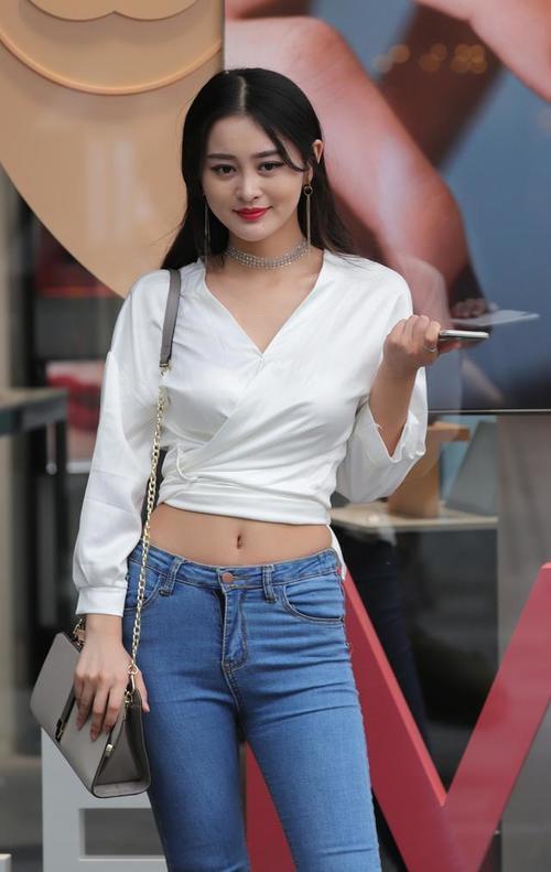 街拍：美脐牛仔裤姑娘青春靓丽时尚有型，街头自信展示姣好身材