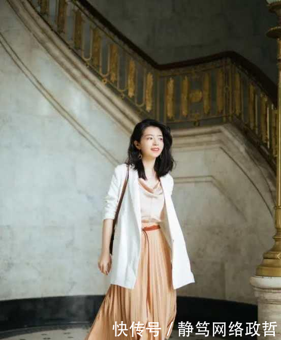  「适合」2020年开春“西服”大火！搭配牛仔裤裙装都好看，女生都适合