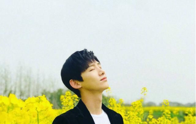 白敬亭这次终于不是和鞋子上热搜了，但是工作室很快辟谣，假的