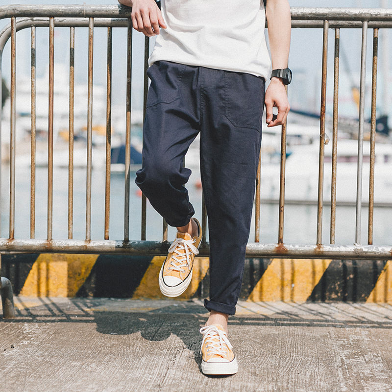 香 港出差!细看小伙子一个比一个精神，原来他们都不穿牛仔裤的