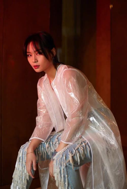  『设计』周笔畅把裤子当成什么了，竟在上面挂了200条领带？意外个性！