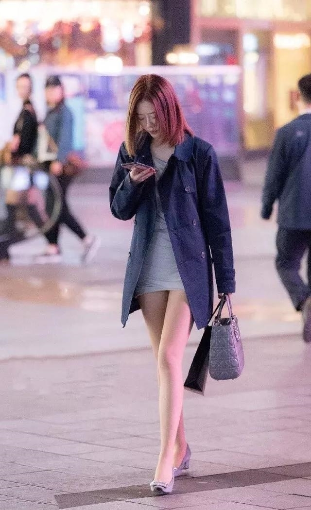 简直■路人街拍,黑长直的秀发简直是女神的标配,看上去干练又优雅