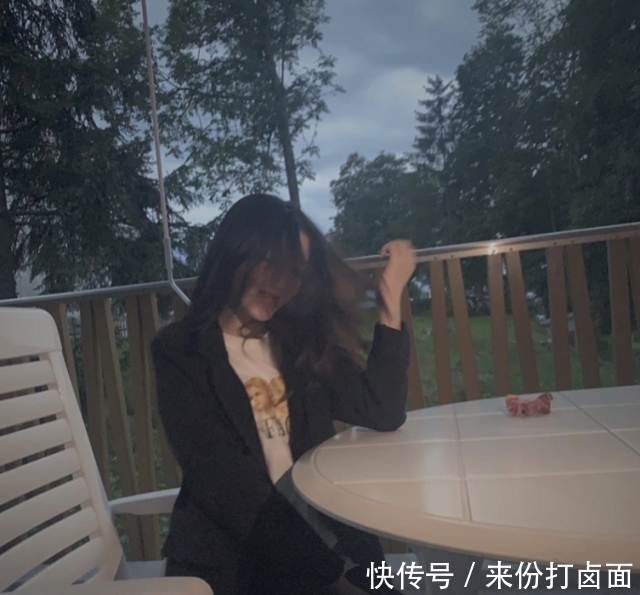 「 王菲」打扮成熟有气质,不愧是天后的女儿,13岁李嫣自信不输王菲