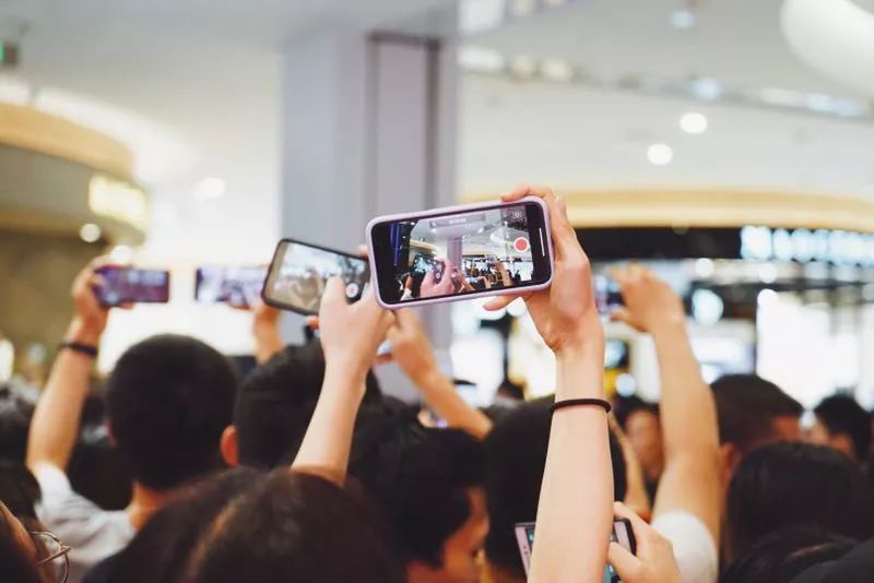 “维密天使”何穗下午在杭州被围观，原来那些传说是真的，肤白胸