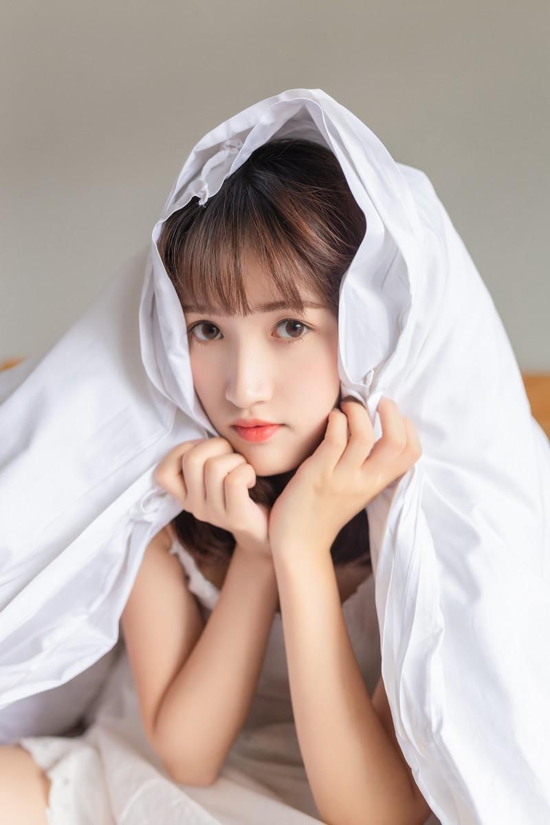 日系美女清新性感吊带裙私房图片