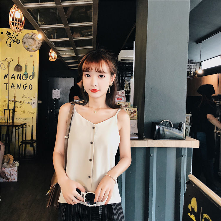 大热天怎么凉快怎么穿!吊带背心+热裤,拉长双腿,尽显撩人身材