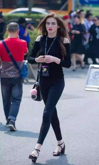 美女小姐姐白色吊带包臀裙，好身材让路人不禁羡慕!