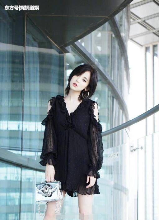 娜扎真敢穿!衣领前后深V露一大半，网友:裙子长度好尴尬