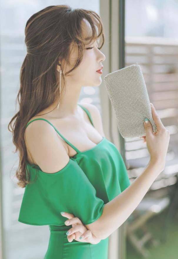 英姿飒爽的紧身裙美女，增添别致女人味，非常有魅力!