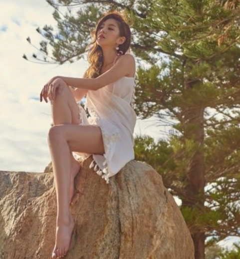 时尚穿搭：搭配包臀裙的城市美女，好身材走到哪都特别自信！