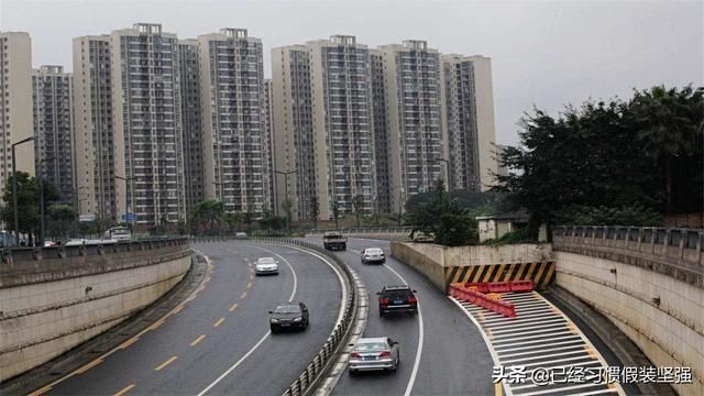 最惨的钉子户，赔偿款一亿被拒，如今被豪宅包围让大家看笑话
