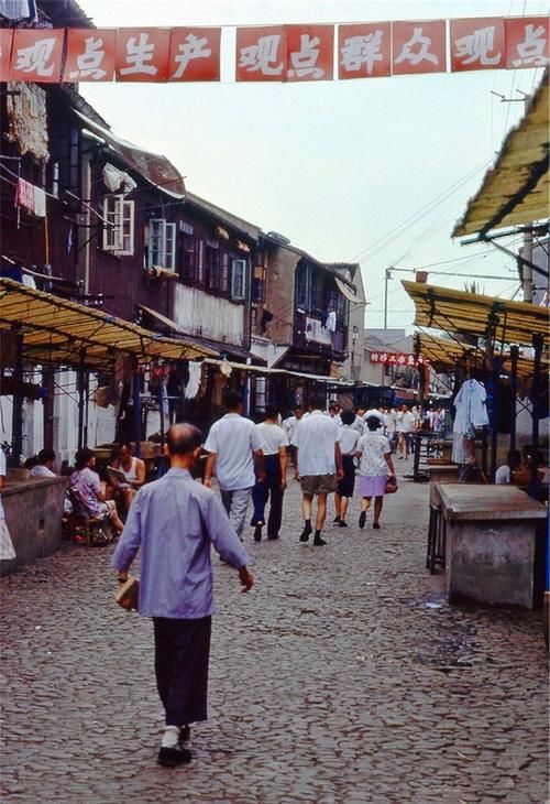  有钱人@1979年中国：图1是有钱人的家里，图5农民大伯带着鸭子乘