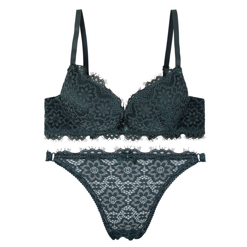 V字型上扬的文胸,对女人身型有提拉效果,挺拔对抗地心引力