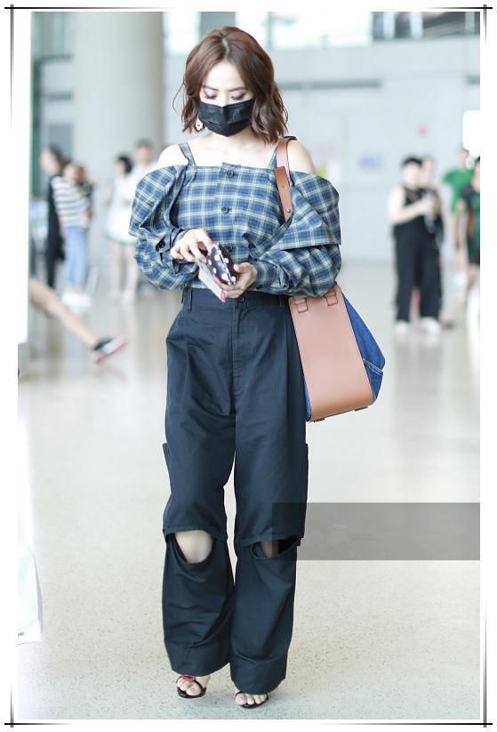 蔡依林为博眼球，在阔腿裤上挖了两个洞，网友：这腿秀的我给满分