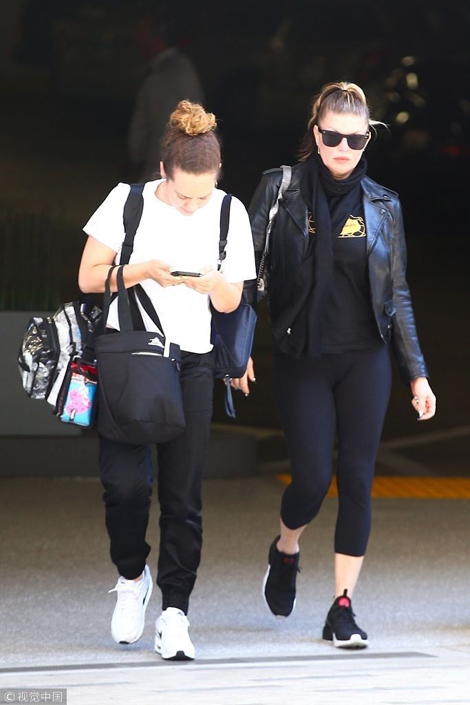 菲姬大姐头装扮出街 不惧紧身裤显腿粗