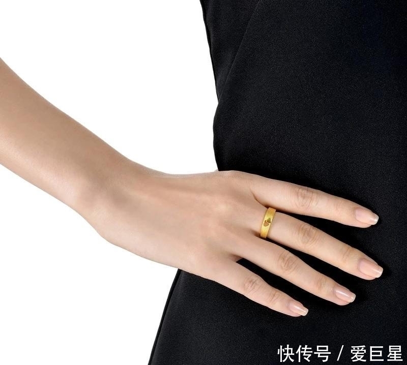 「中年」中年女人可以佩戴哪些黄金戒指,时尚不显老,价格还不贵的?