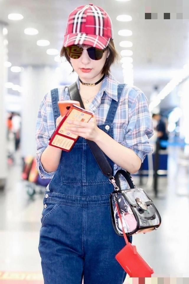 背带裤粉帽子的吴昕满满少女感,就是这双腿太出戏了