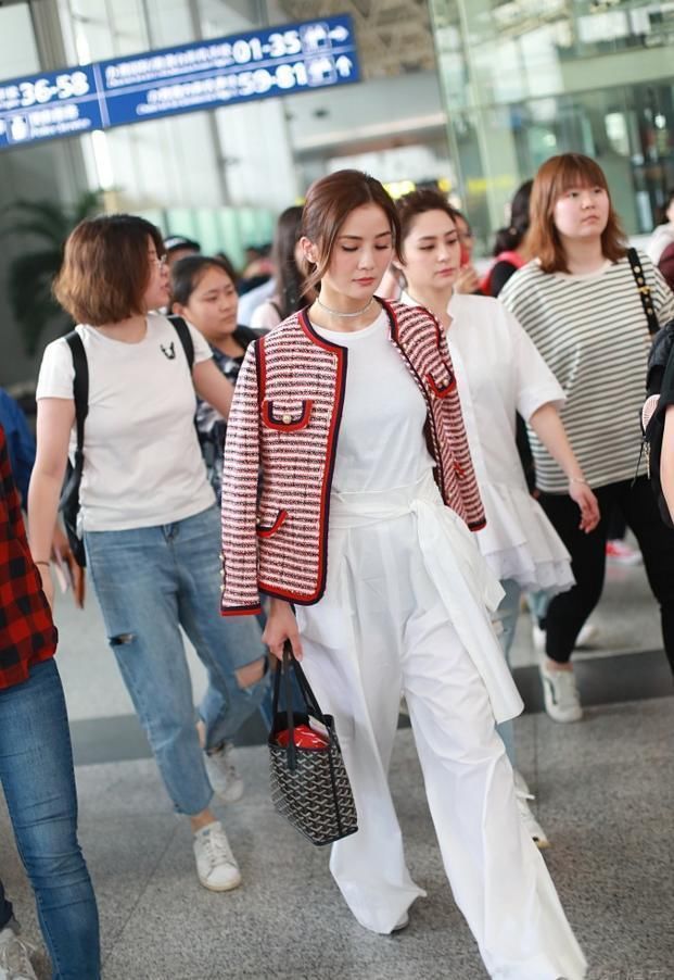 阿sa阿娇机场同框:一个像女王一个像助手,网友:都是衣品惹的祸